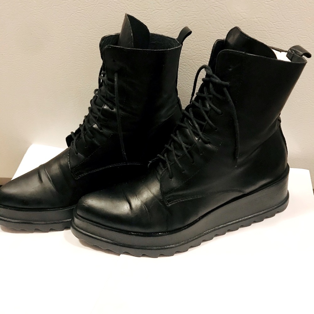 8 women’s leather boots Size 37(7)